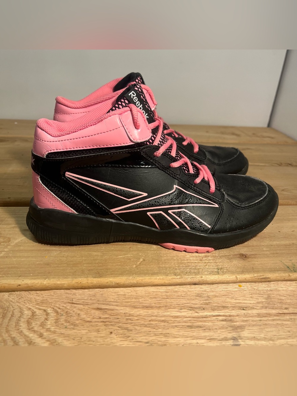 Reebok Black/ Pink Women’s Girls Mid Top Basketball Athletic Sports Shoes Sz 5.5